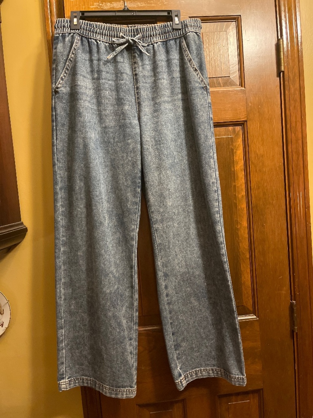 Super Comfy Vanilla Star Pull On Jeans.  Size Medium.
